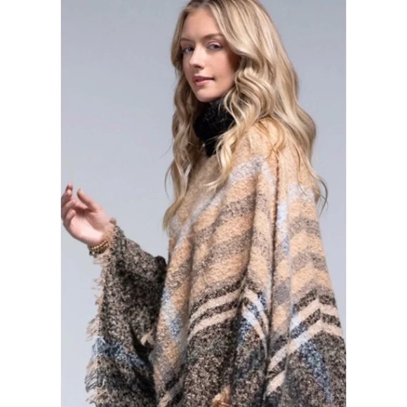 New York Soft Boucle Poncho - Picture 5 of 9
